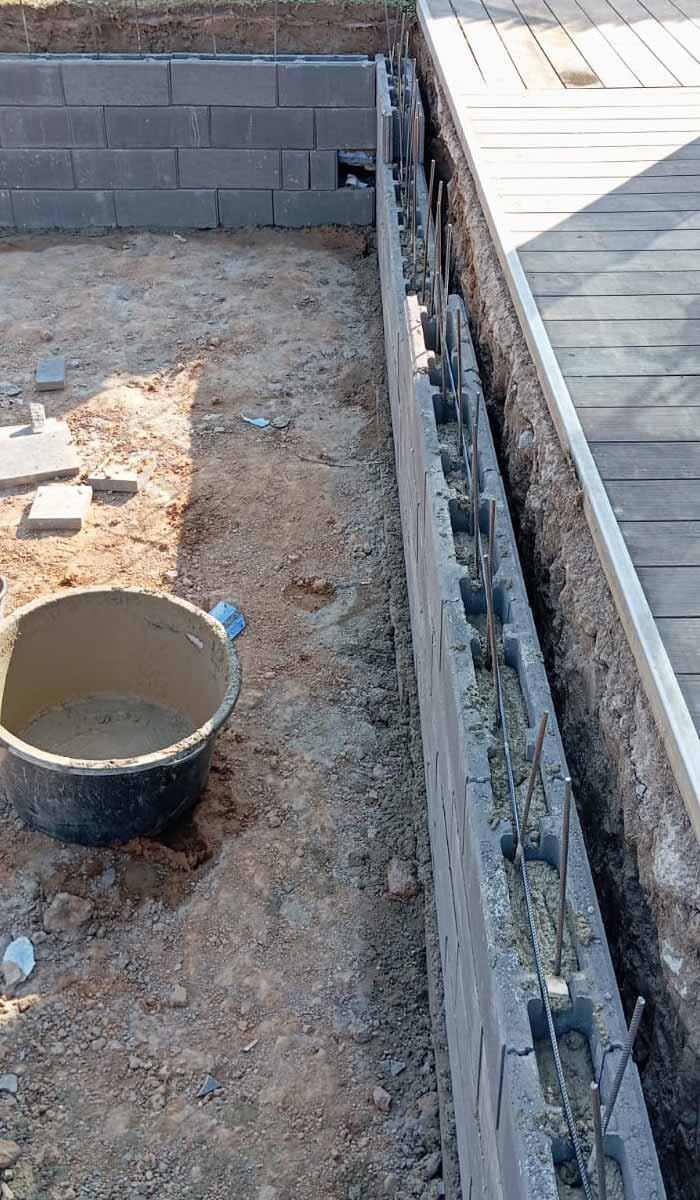 Poolbau Magdeburg – fertiger Pool mit kristallklarem Wasser von oben