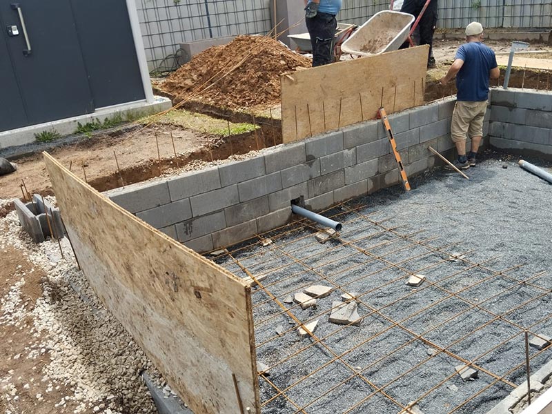 Poolbau Magdeburg – Pool Außenbereich mit Umrandung
