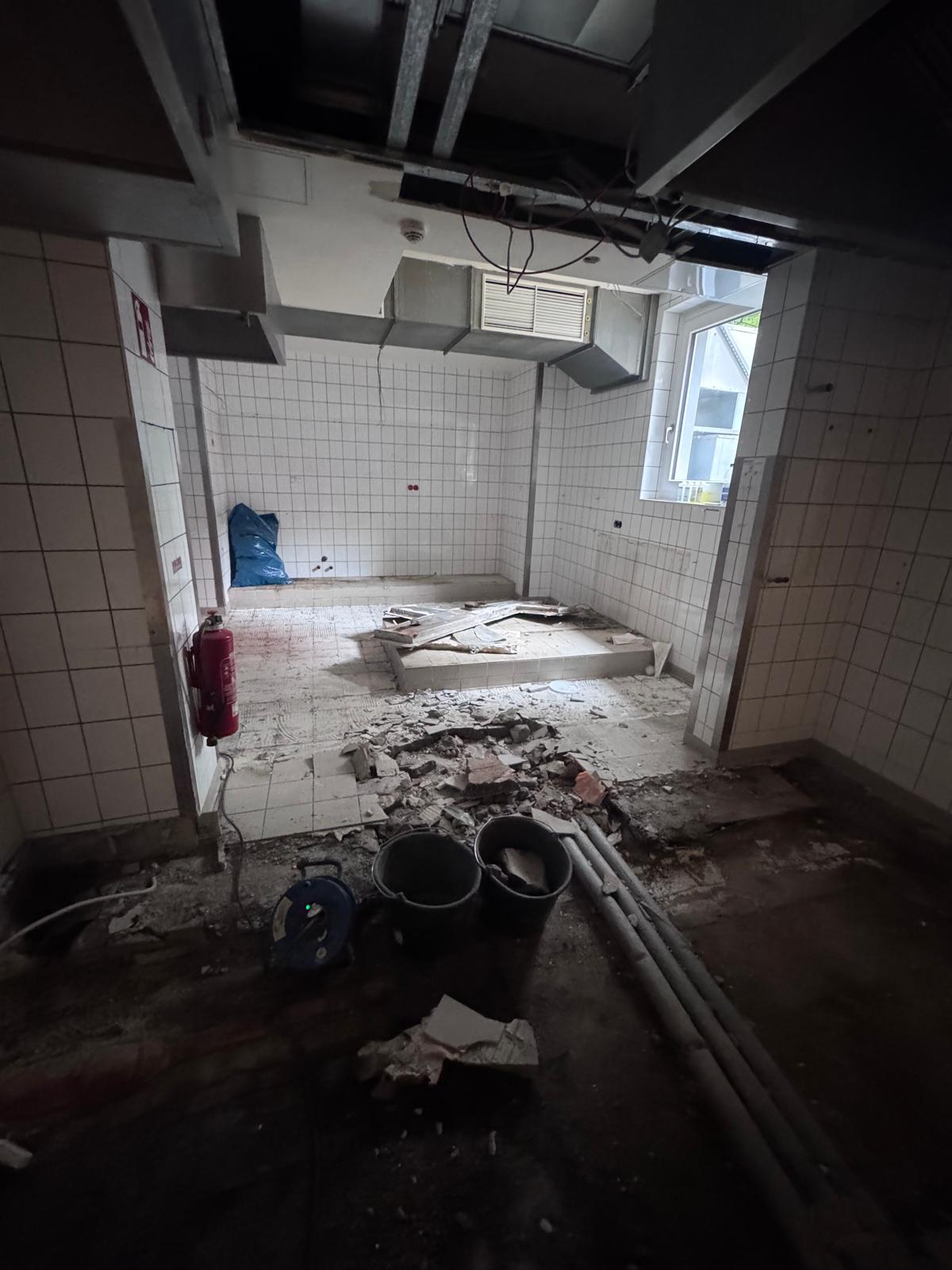 Entkernte Gewerbeküche in Magdeburg während Bodenabbruch und Sanierung