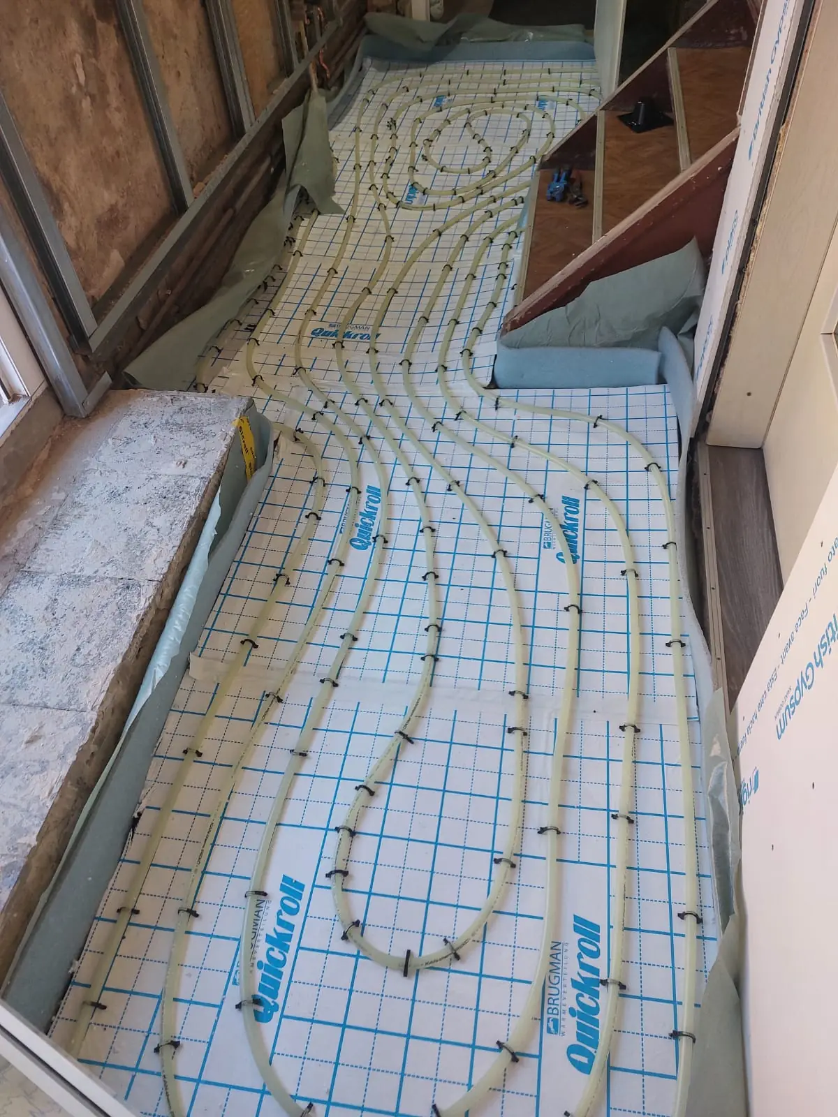 Verlegte Fußbodenheizung mit Heizrohren auf Tackerplatten im Altbau