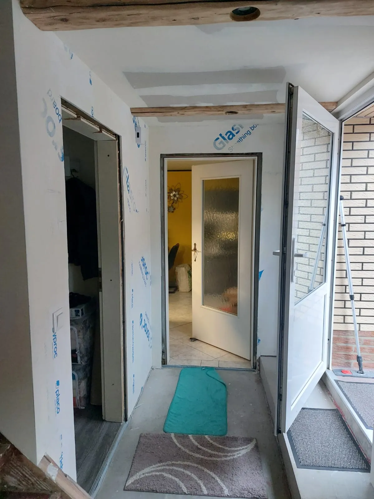 Trockenbau im Flur mit Gipsplatten und sichtbarem Holzbalken