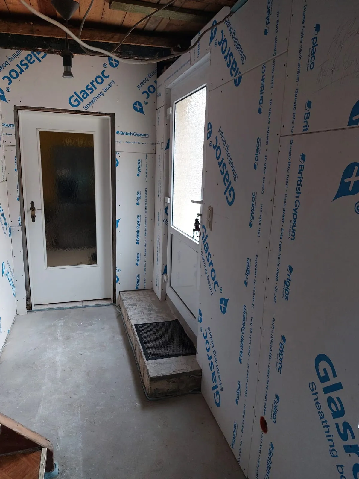 Mit Gipskartonplatten beplankter Eingangsbereich im Altbau