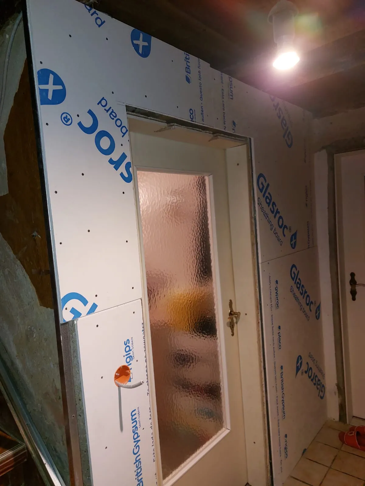 Trockenbau um eine Türöffnung mit vorbereiteter Elektroinstallation