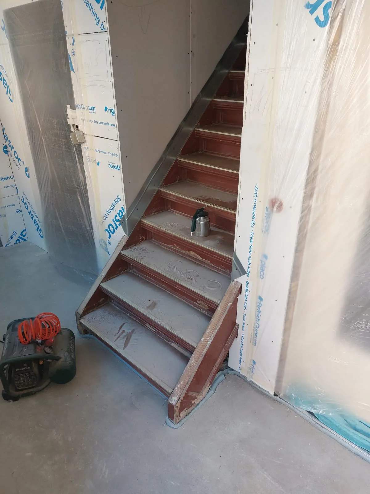 Treppenstufen mit Spachtelmasse, Trockenbau im Treppenhaus