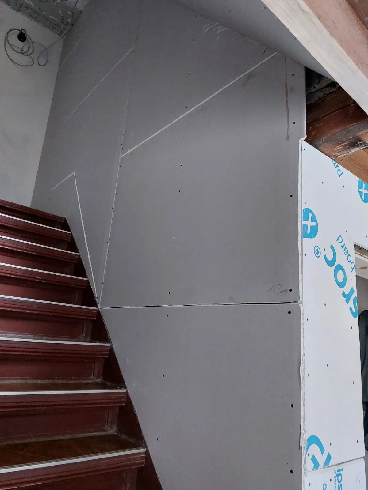Gipskartonplatten passgenau an die Treppenschräge angepasst