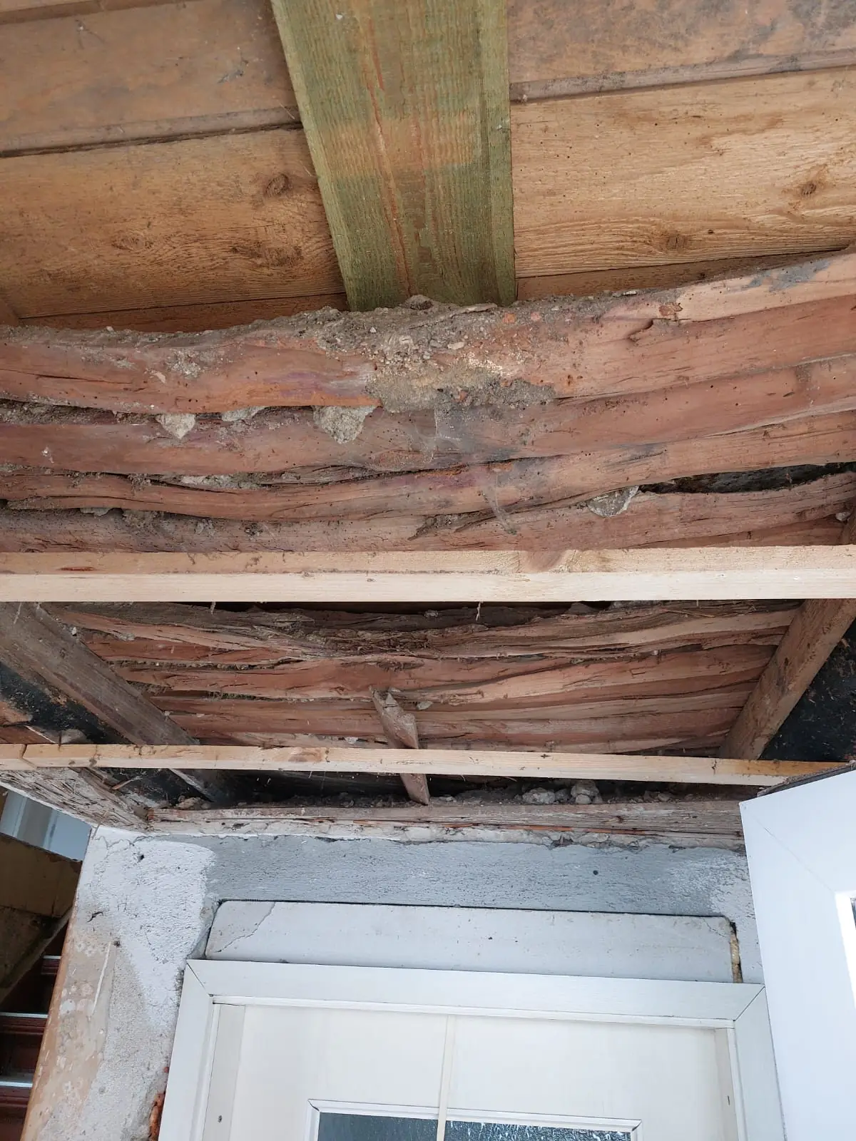 Freigelegte alte Holzbalkendecke im Altbau vor der Sanierung