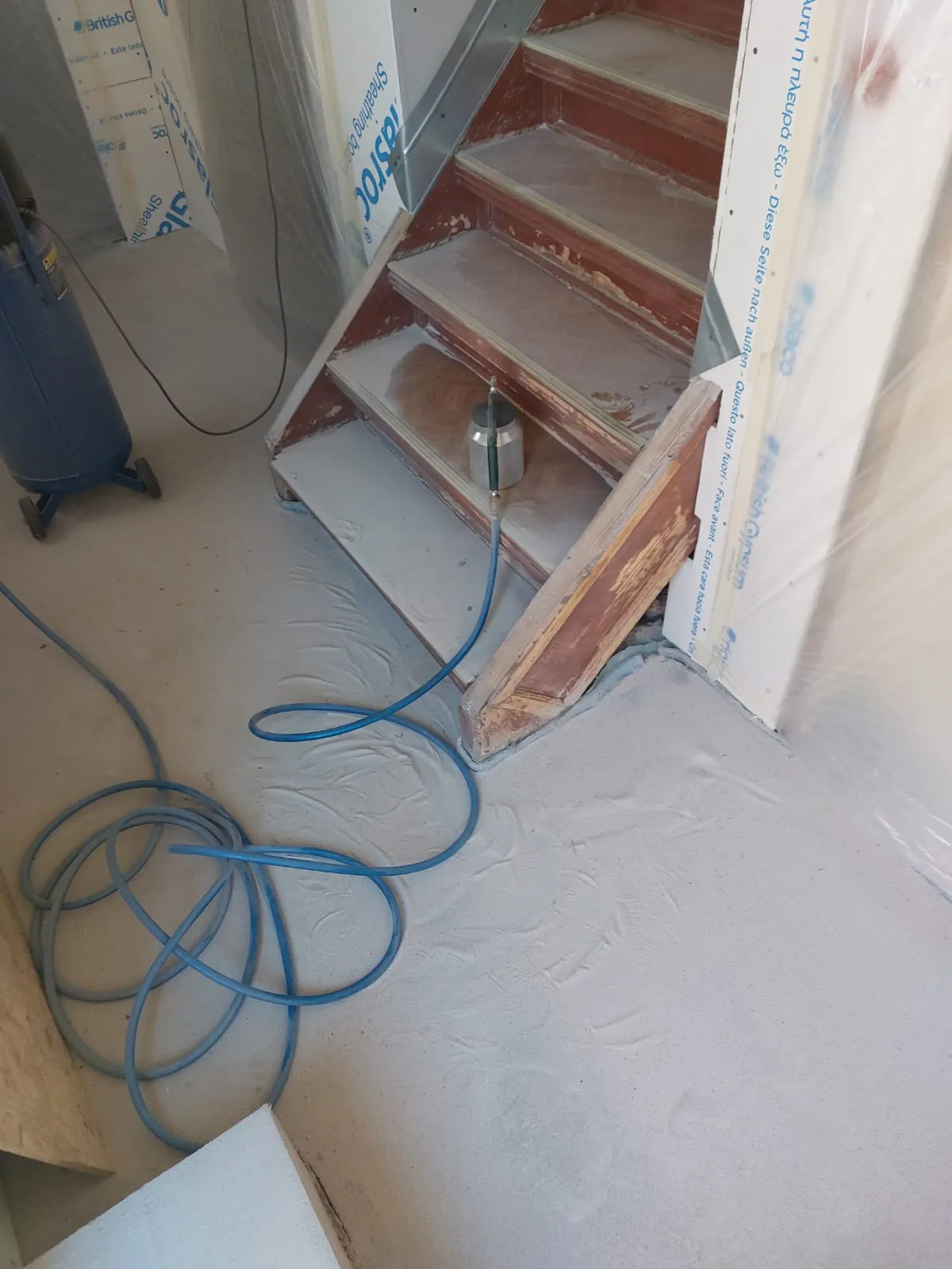 Gespachtelter Treppenfuß und grundierter Boden im Altbau