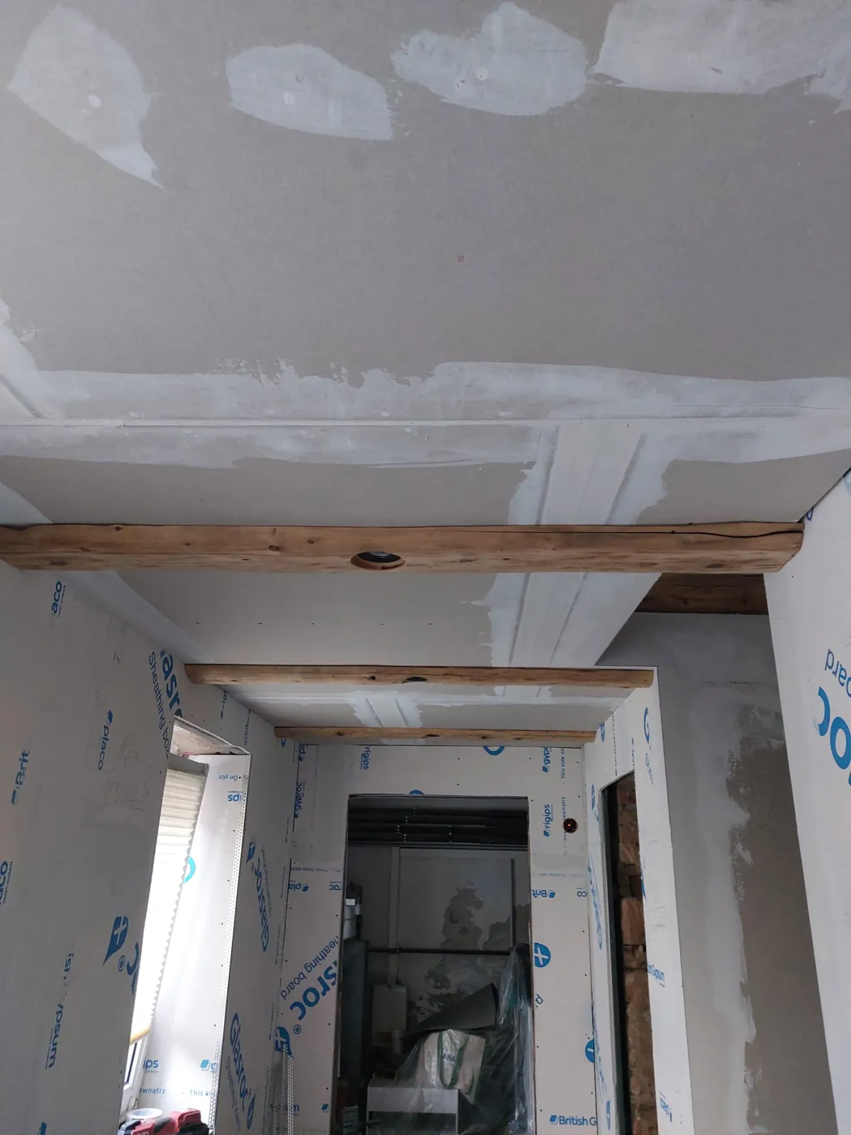 Verspachtelte Trockenbaudecke mit integrierten Sichtbalken