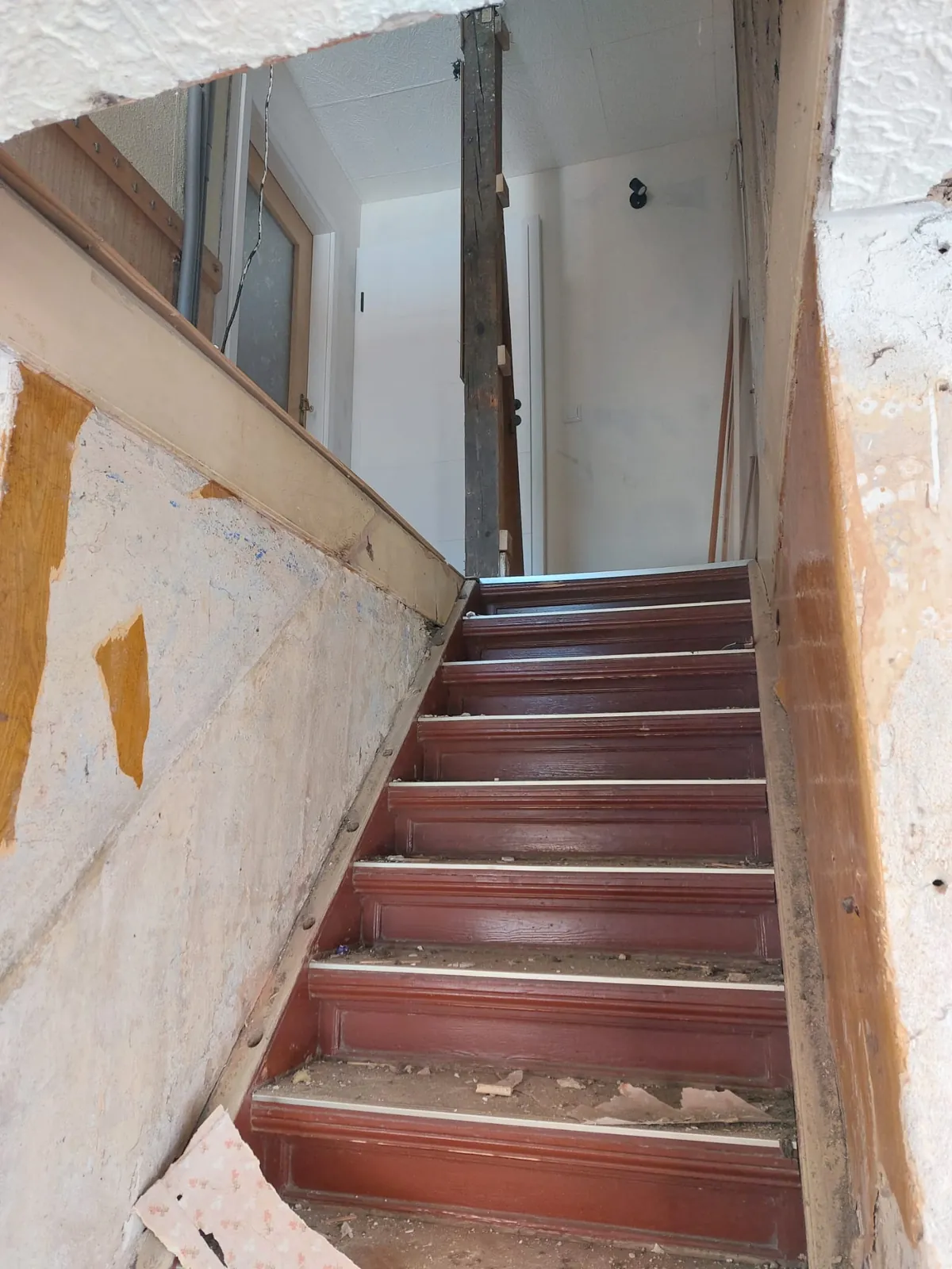Alte Holztreppe nach oben, Wände entkernt, vor der Altbausanierung
