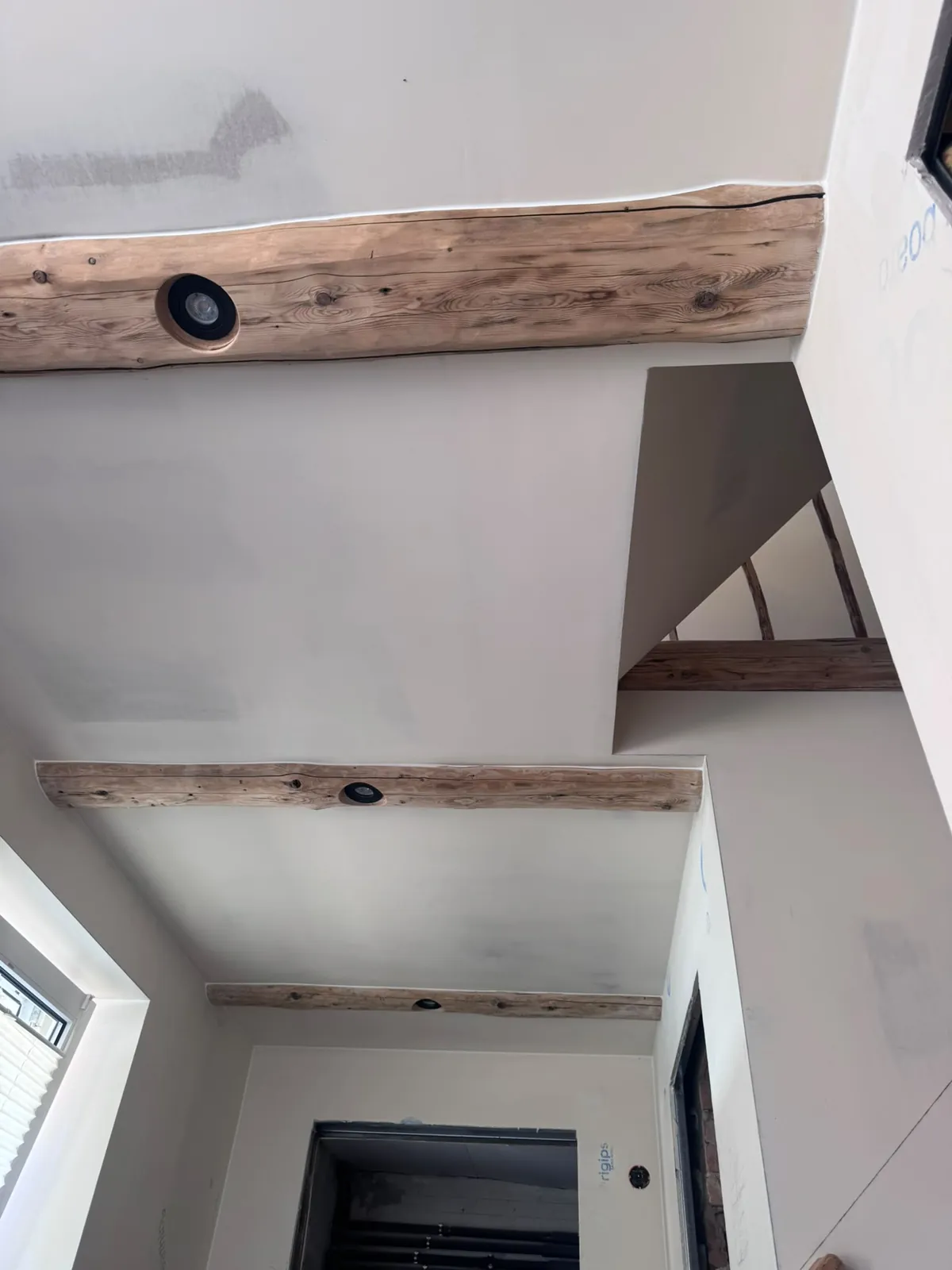 Fertige Decke mit Sichtbalken und Einbauspots im sanierten Altbau