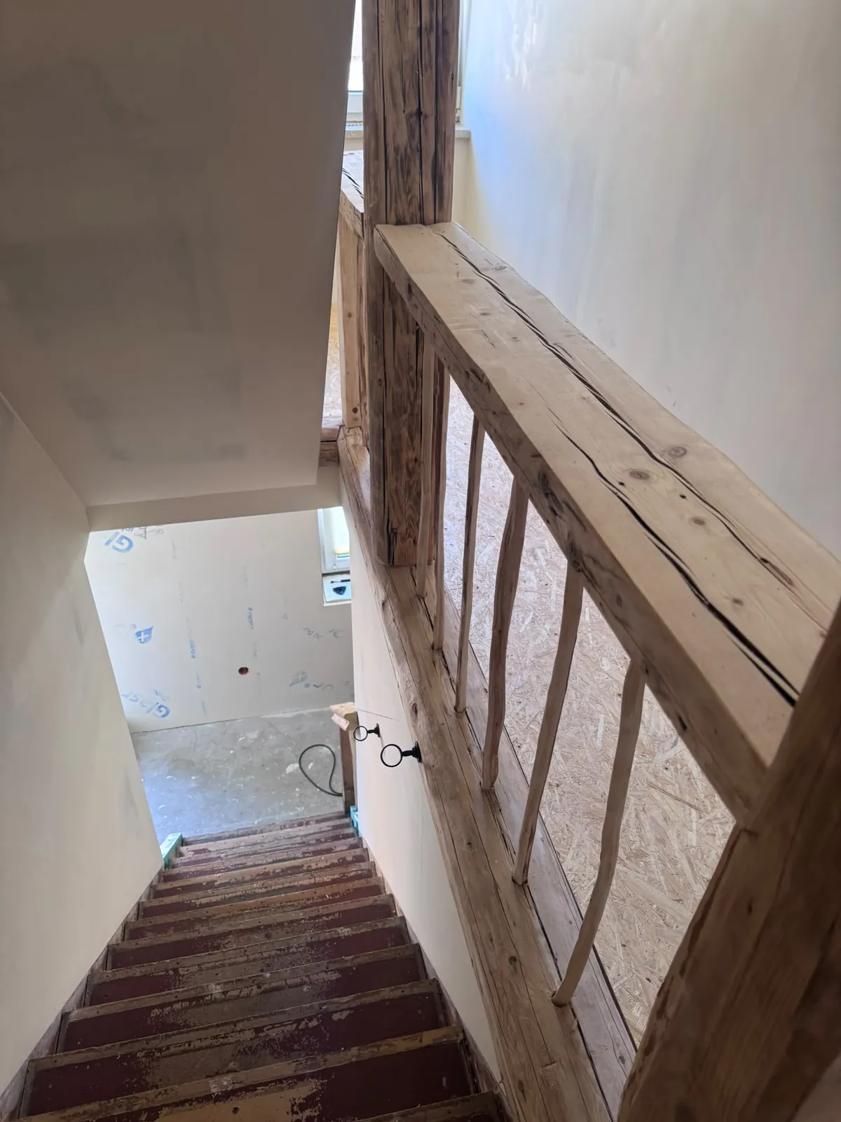 Fertiges Altholz-Geländer am Treppenpodest, Blick die Treppe hinab