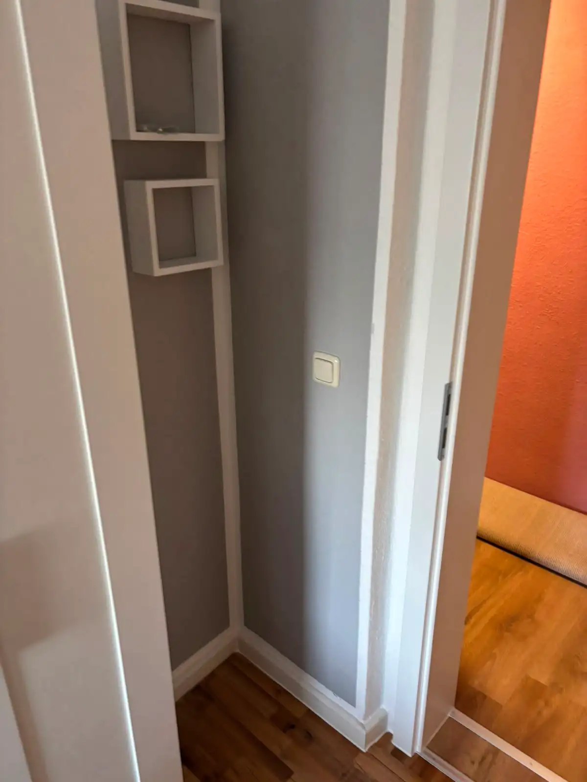 Vorraum mit Wandregalen und Zugang zum zweiten Kinderzimmer, Innenausbau Hohe Börde